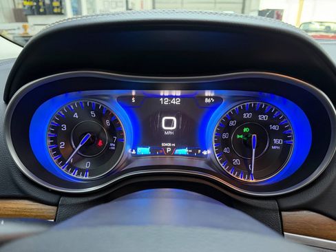 Used 2015 Chrysler 300 C Platinum w/ Harman/Kardon Audio Group RWD image 25