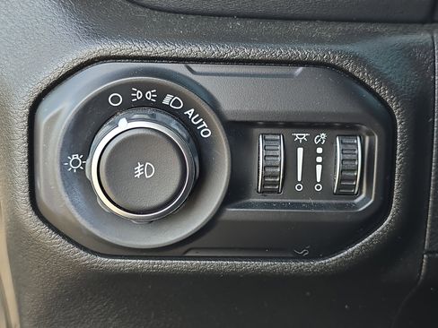 Used 2018 Jeep Wrangler Unlimited Sahara image 25