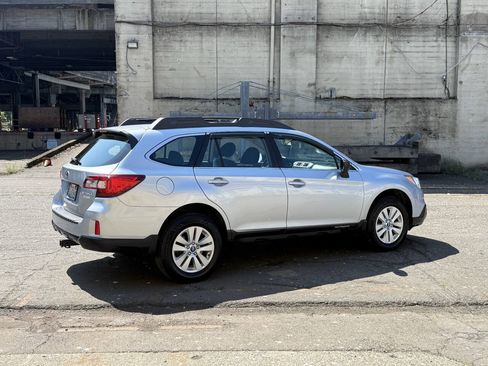 Used 2017 Subaru Outback 2.5i AWD/4WD image 11