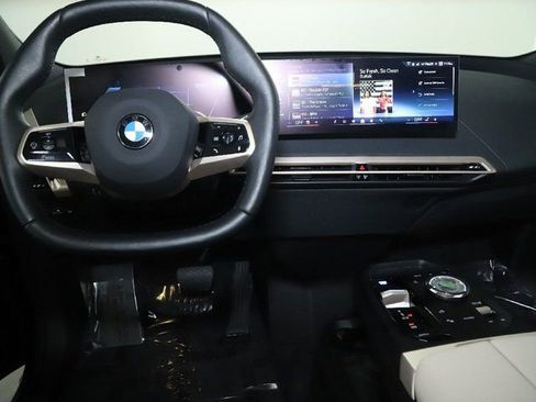 Used 2026 BMW iX xDrive45 w/ Premium Package image 27