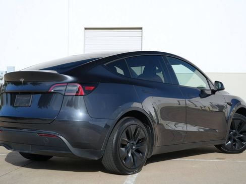 Used 2025 Tesla Model Y Long Range RWD image 3