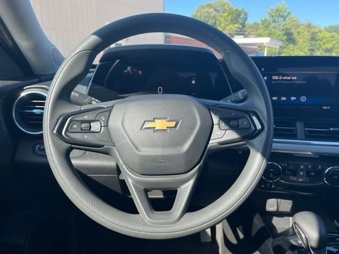 Used 2025 Chevrolet Trax LT FWD image 17