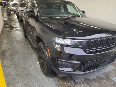 Used 2025 Jeep Grand Cherokee Altitude AWD/4WD image 2