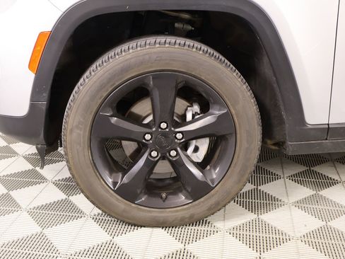 Used 2024 Jeep Grand Cherokee Altitude RWD image 18