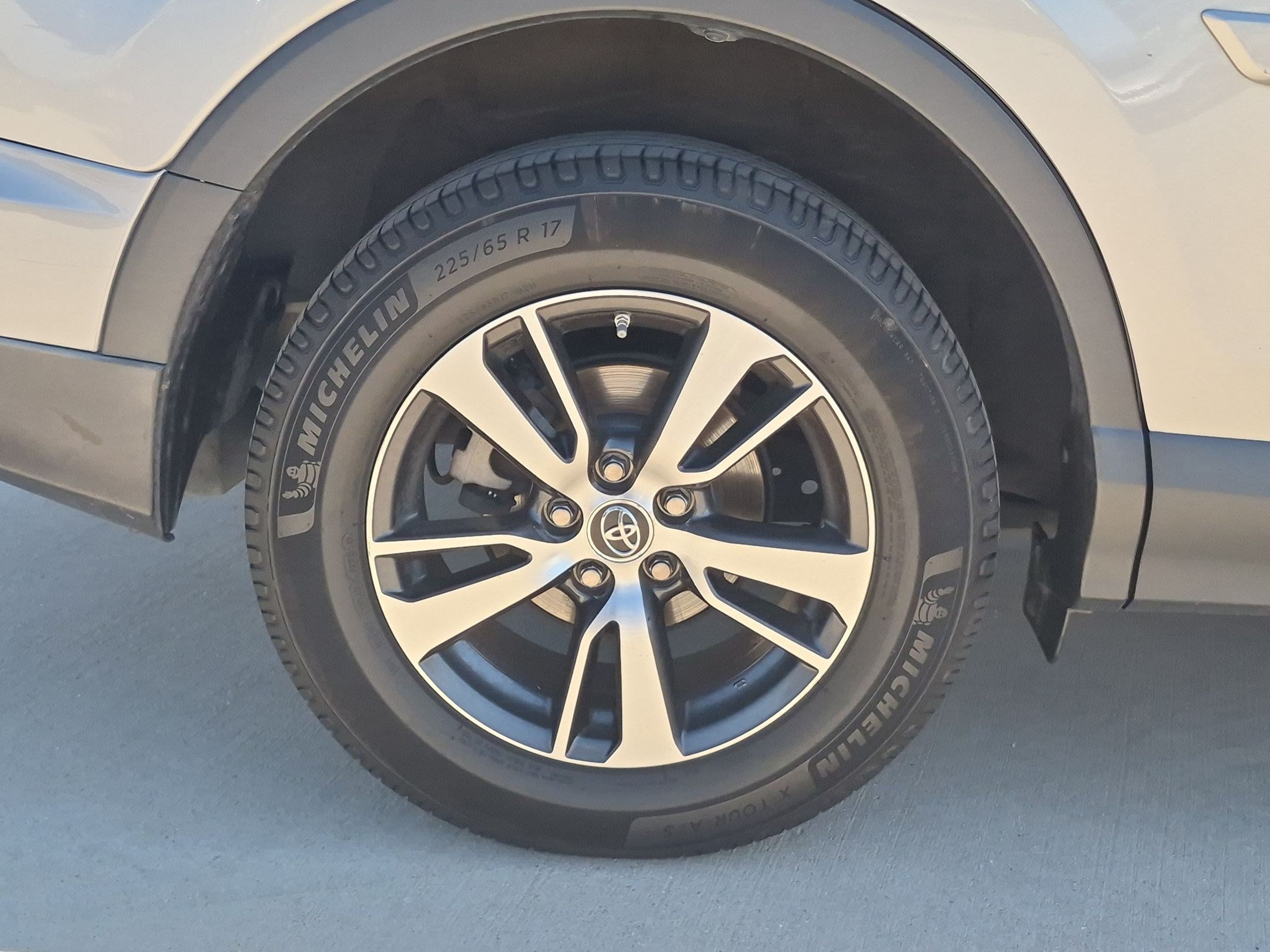 Used 2018 Toyota RAV4 XLE AWD/4WD image 12