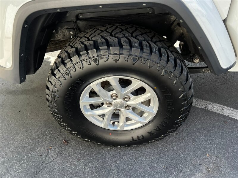Used 2023 Jeep Gladiator Sport AWD/4WD image 13