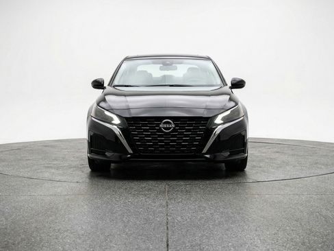 Used 2025 Nissan Altima 2.5 SV FWD image 2