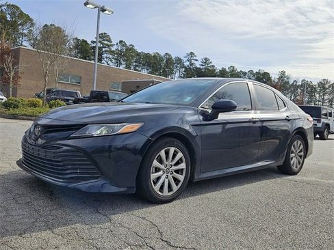 Used 2020 Toyota Camry LE image 3