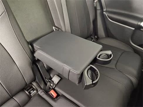 Used 2025 Mercedes-Benz GLB 250 4MATIC image 36