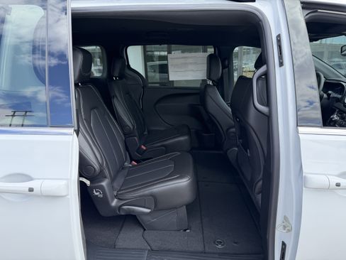 New 2026 Chrysler Pacifica Select image 24