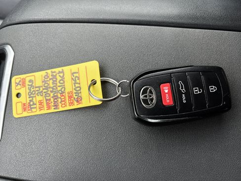 Used 2024 Toyota Highlander LE AWD/4WD image 29