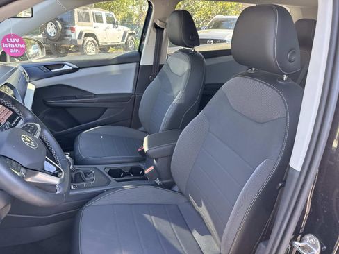 Used 2022 Volkswagen Taos SE w/ Panoramic Sunroof Package image 22