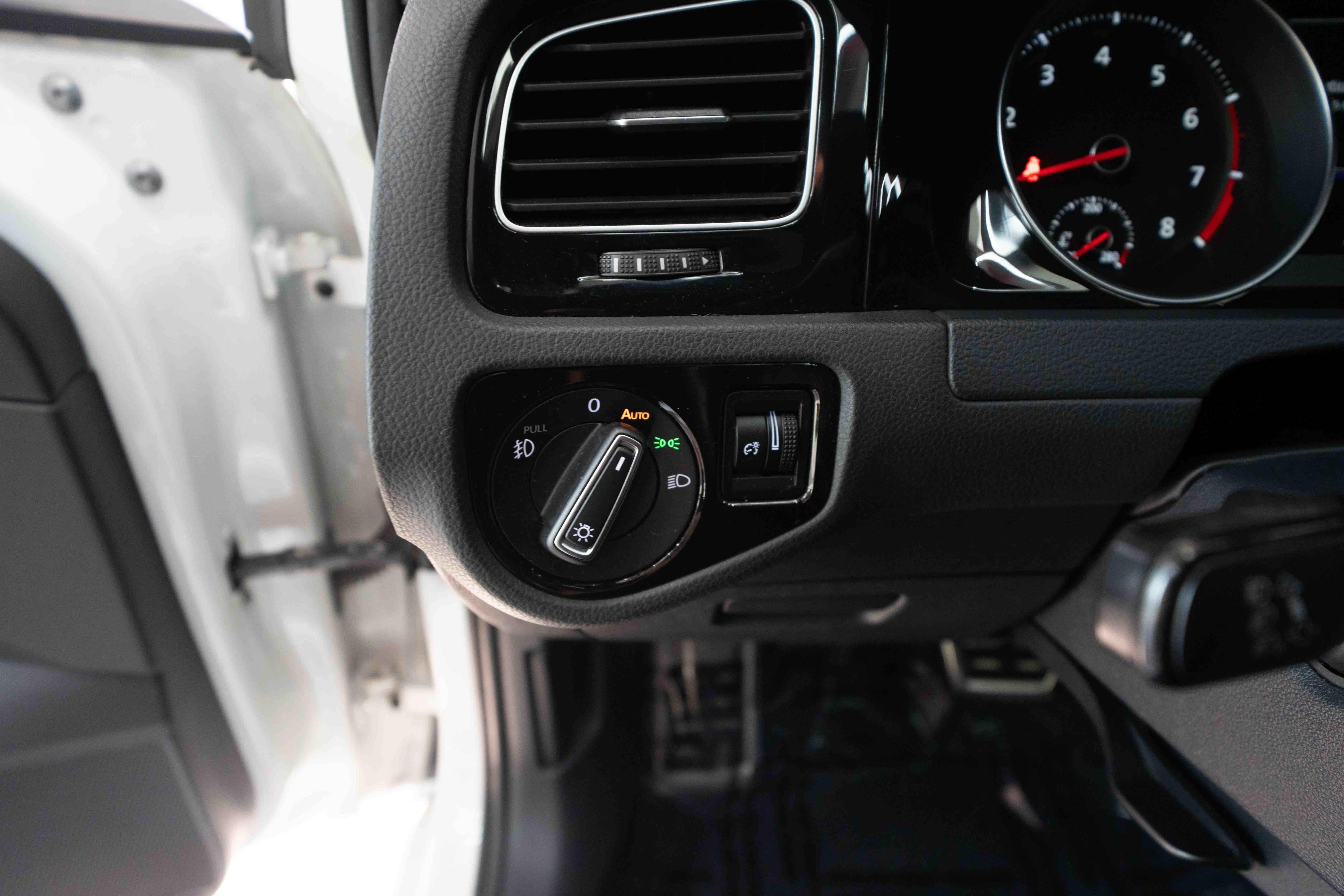 Used 2019 Volkswagen Golf 4-Door FWD image 11