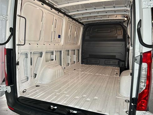 Used 2025 Mercedes-Benz Sprinter 2500 image 18