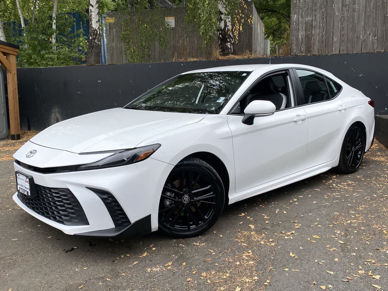 Used 2025 Toyota Camry SE FWD image 1