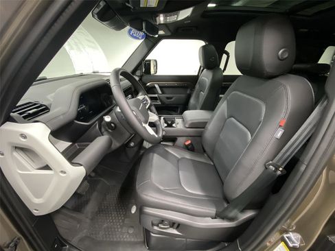 Used 2024 Land Rover Defender 110 X-Dynamic SE image 17