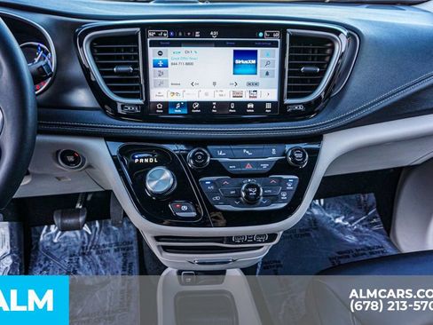 Used 2024 Chrysler Pacifica Select image 49