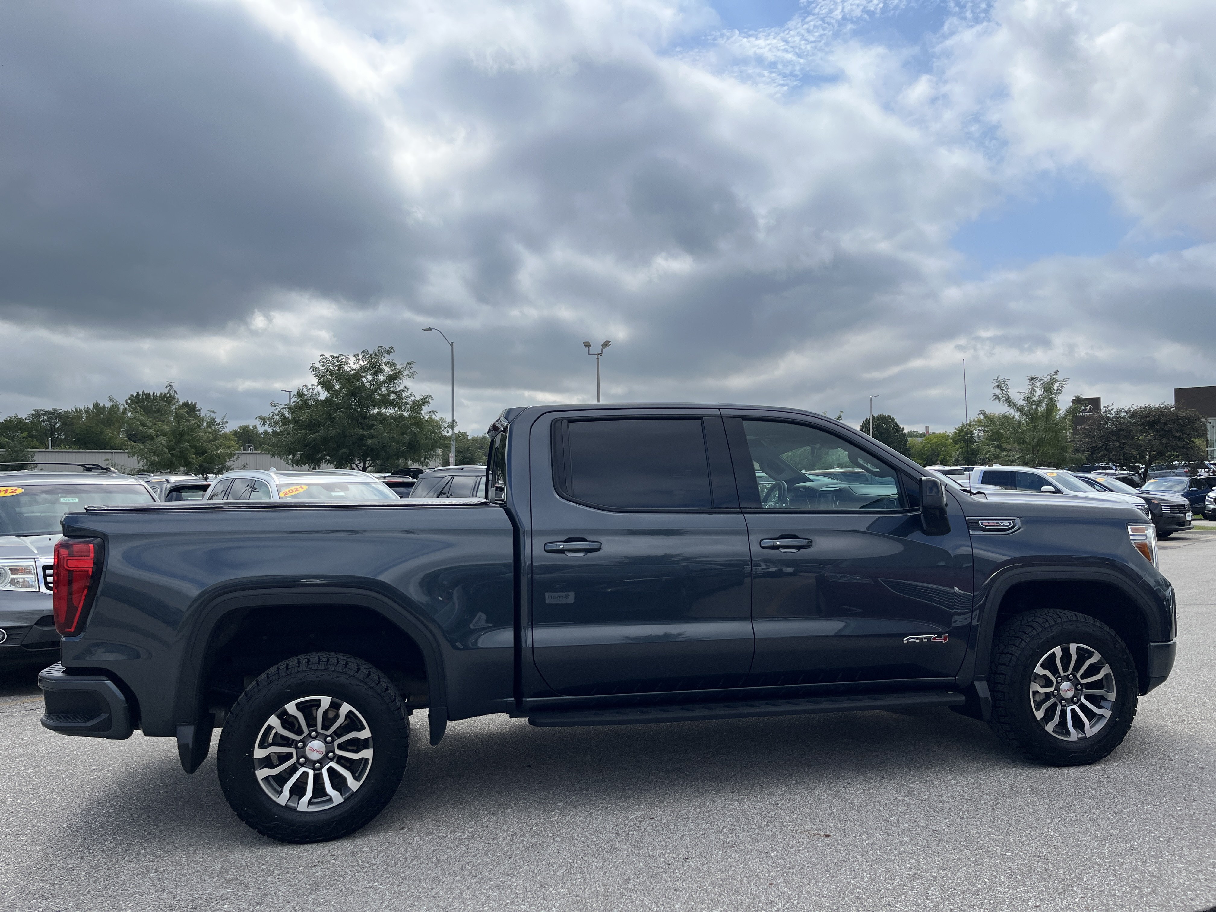 Used 2022 GMC Sierra 1500 AT4 w/ AT4 Premium Package AWD/4WD image 4