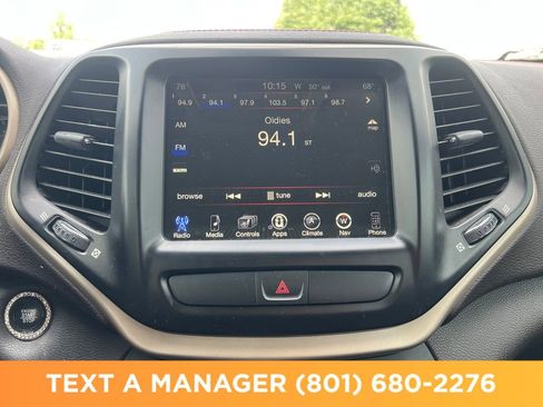Used 2017 Jeep Cherokee Trailhawk AWD/4WD image 22