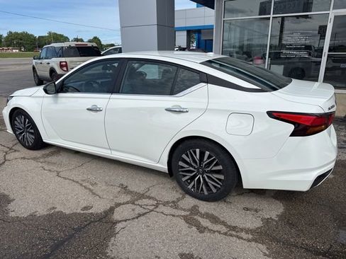 Used 2025 Nissan Altima 2.5 SV FWD image 13