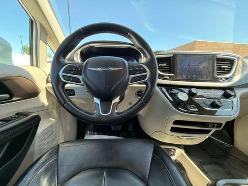 Used 2017 Chrysler Pacifica Touring-L FWD image 28