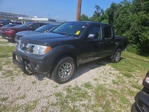 Used 2015 Nissan Frontier SV AWD/4WD image 2