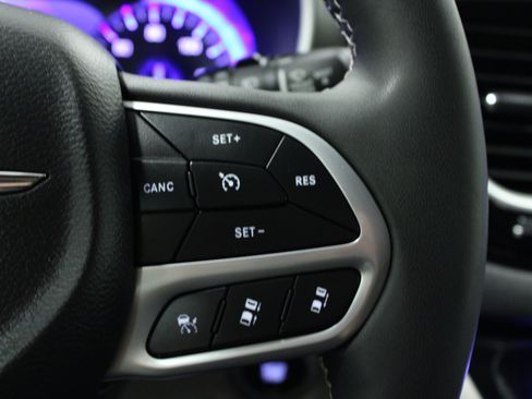 Used 2024 Chrysler Pacifica Touring-L FWD image 22