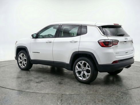 Used 2025 Jeep Compass Latitude AWD/4WD image 6