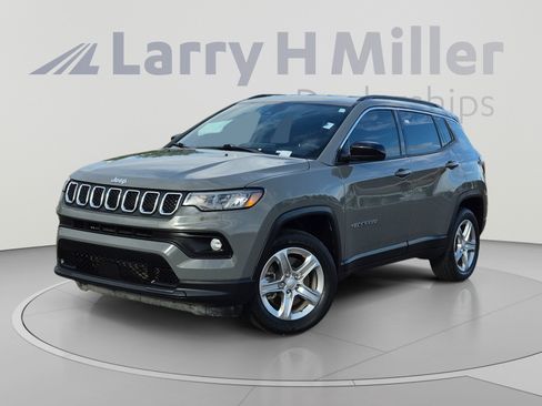 Used 2024 Jeep Compass Latitude AWD/4WD image 1