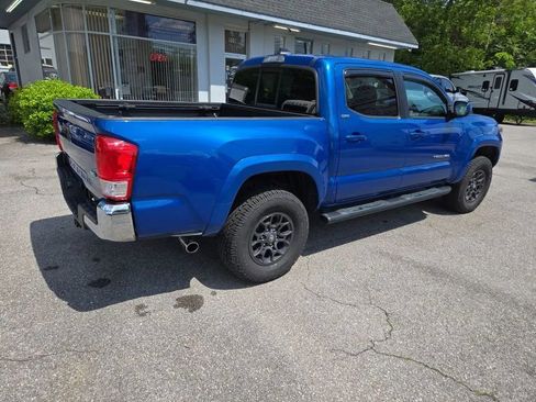 Used 2017 Toyota Tacoma SR5 w/ Exterior Package AWD/4WD image 4