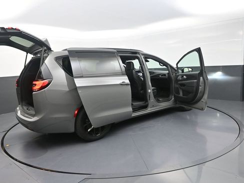 Used 2023 Chrysler Pacifica Touring-L w/ S Appearance Package FWD image 38