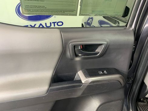 Used 2022 Toyota Tacoma SR5 RWD image 31