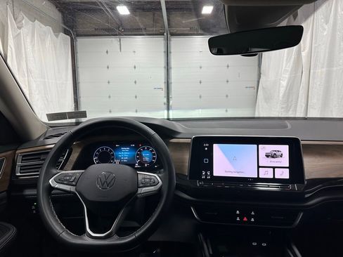 Used 2025 Volkswagen Atlas SE image 16