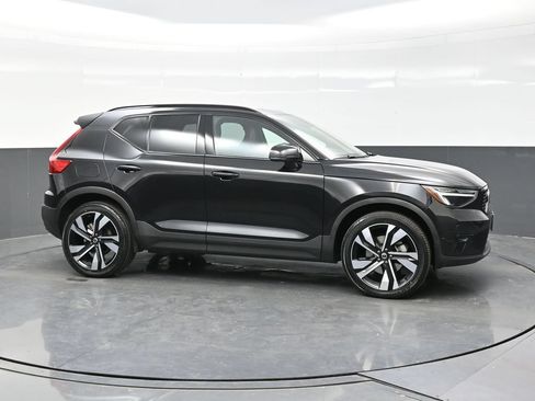 Used 2024 Volvo XC40 B5 Plus w/ Protection Package Premier AWD/4WD image 8
