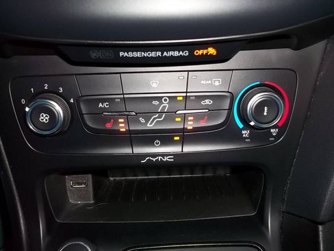 Used 2016 Ford Focus SE w/ SE Cold Weather Package FWD image 18