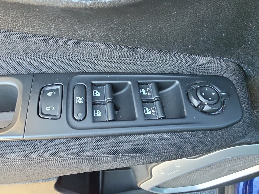 Used 2018 Jeep Renegade Latitude AWD/4WD image 14