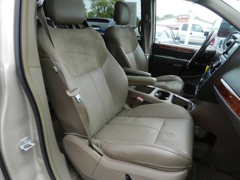 Used 2014 Chrysler Town & Country Limited w/ Luxury Group image 12