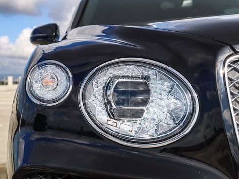 Used 2021 Bentley Bentayga AWD/4WD image 9