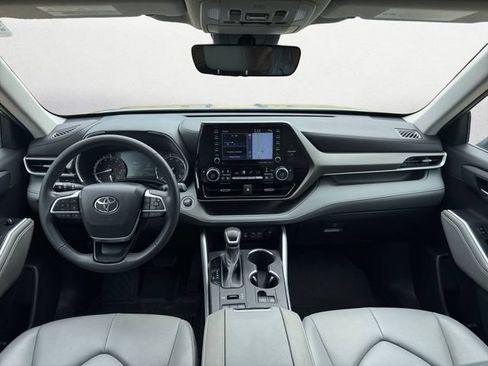 Used 2022 Toyota Highlander XLE AWD/4WD image 11