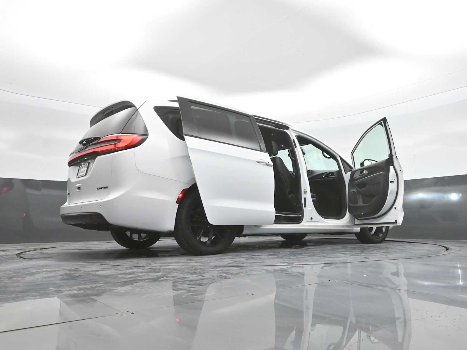 Used 2025 Chrysler Pacifica Limited FWD image 50