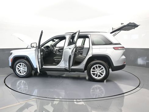Used 2024 Jeep Grand Cherokee Laredo X image 74