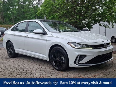 Used 2025 Volkswagen Jetta SE w/ Sunroof Package FWD image 1