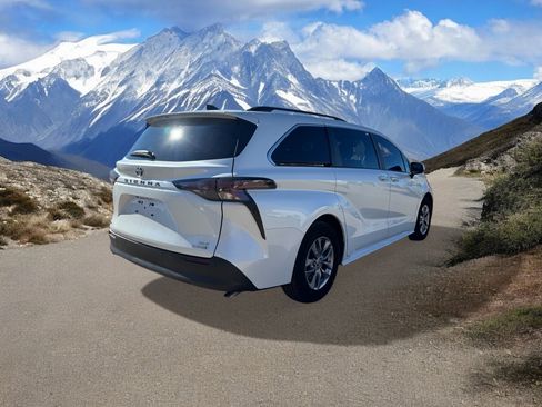 Certified 2023 Toyota Sienna XLE w/ XLE Plus Package image 5