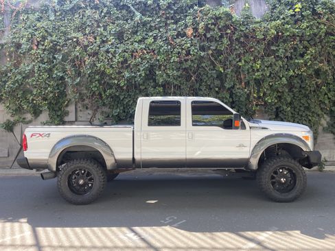 Used 2015 Ford F250 Lariat w/ Lariat Interior Package AWD/4WD image 3