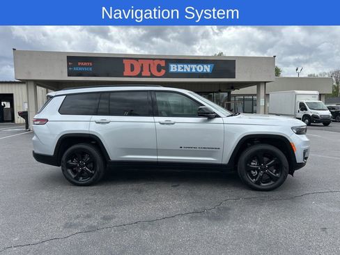 Used 2025 Jeep Grand Cherokee L Limited w/ Black Appearance Package AWD/4WD image 3