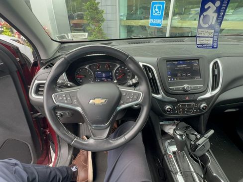 Used 2020 Chevrolet Equinox LT w/ Driver Convenience Package image 18