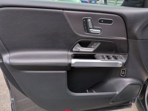 Used 2023 Mercedes-Benz GLB 250 4MATIC w/ Premium Package image 12