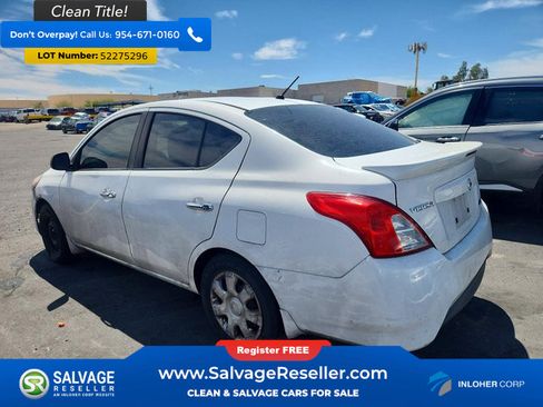 Used 2015 Nissan Versa SV FWD image 3