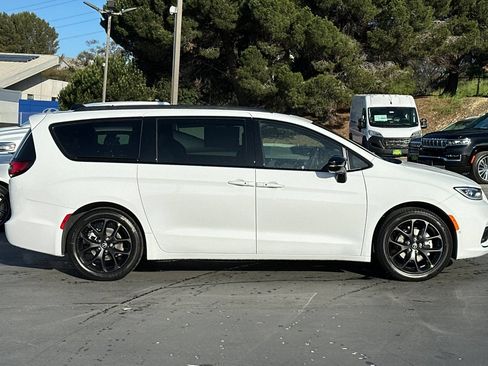 New 2026 Chrysler Pacifica Select w/ S Appearance Package FWD image 3