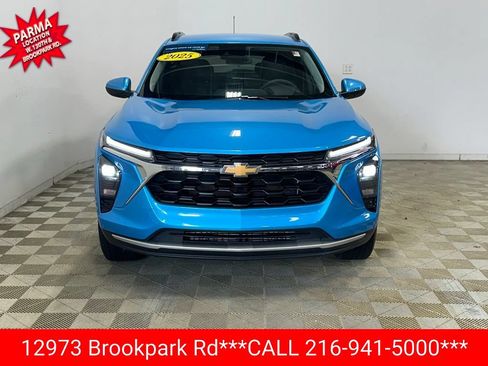 Used 2025 Chevrolet Trax LT FWD image 2